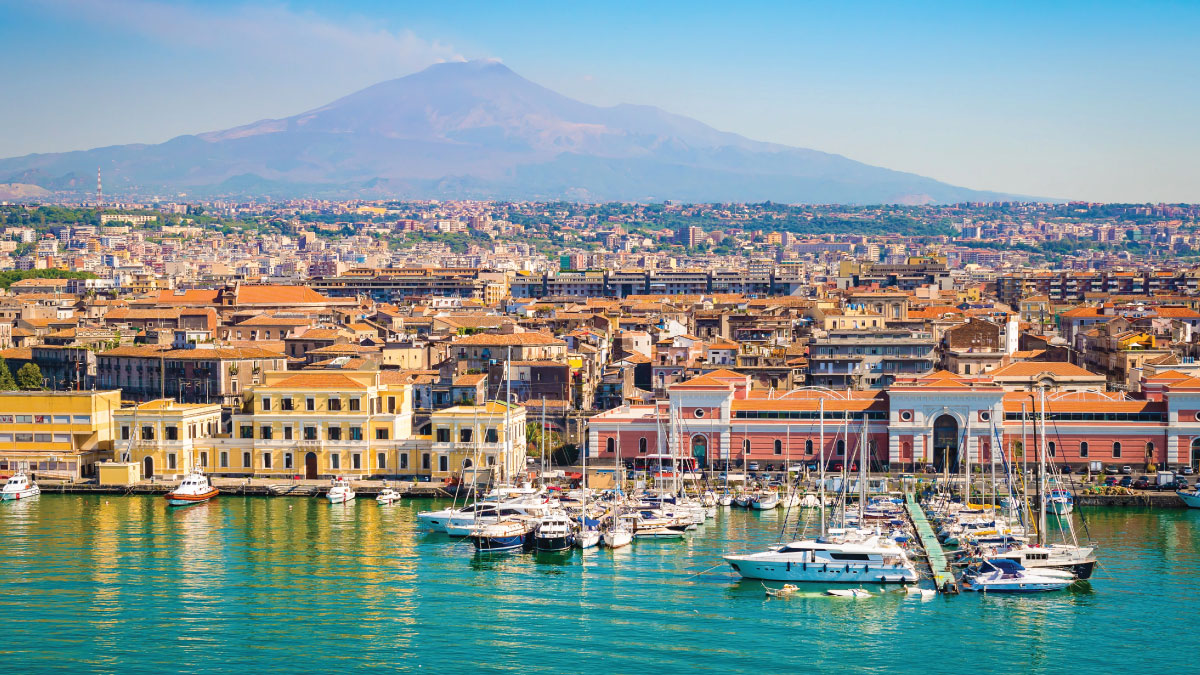 Panoramic view in Catania, Italy, enticing self-flying pilots with their own aircraft to embrace a European adventure amid breathtaking coastal vistas and the allure of ancient cityscapes.