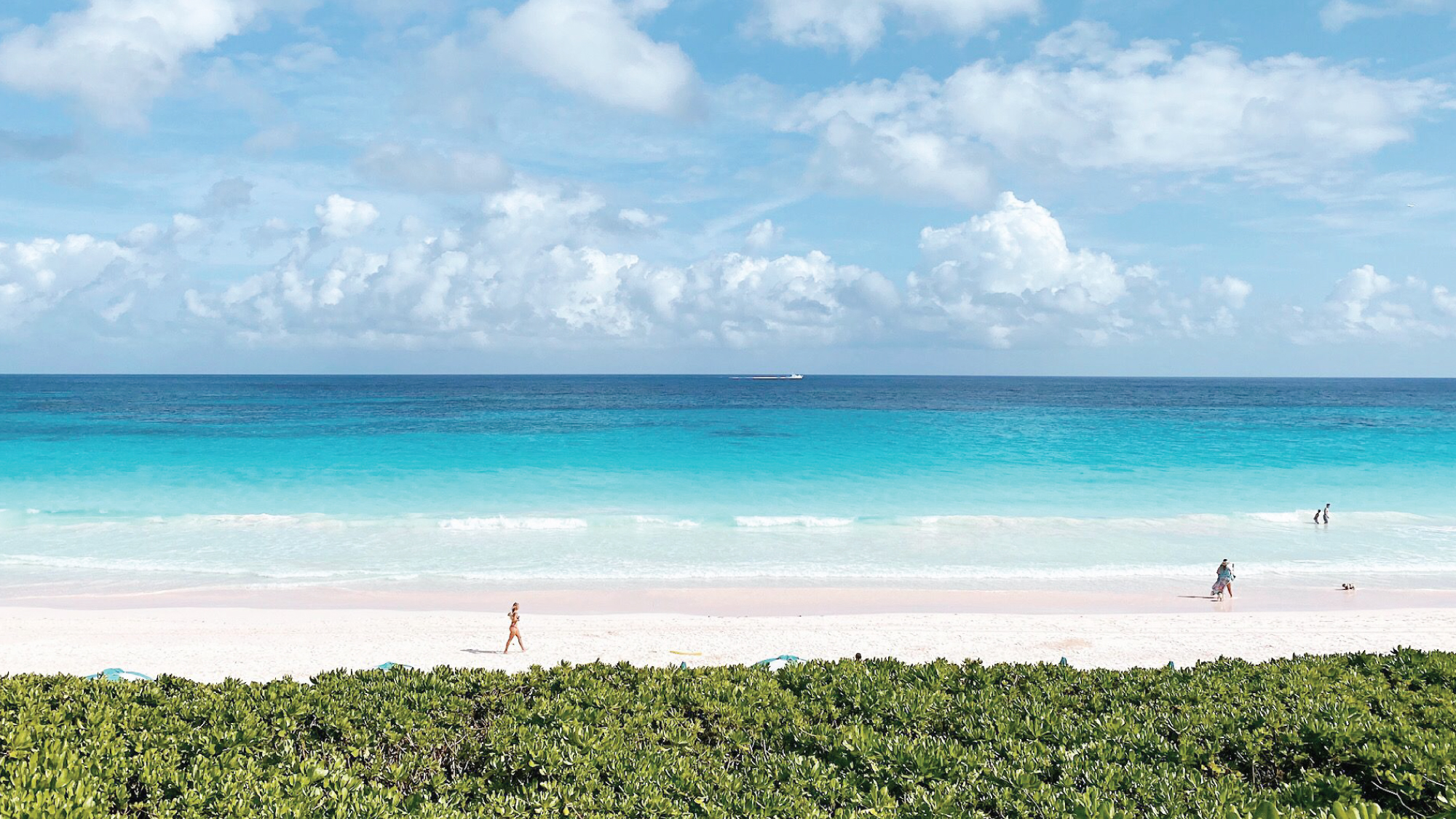 A breathtaking panoramic view of Harbour Island, Bahamas, showcasing its azure waters, sandy beaches, and colorful coastline. Ideal for self-flying pilots seeking a captivating Caribbean adventure